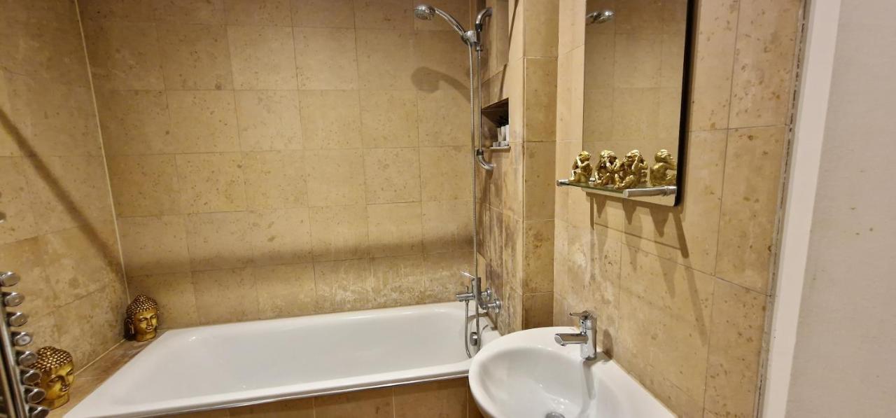 شقة لندن  في Action Packed Local 3Br 1 Mins Walk To Everything المظهر الخارجي الصورة